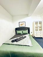 Spacious 7BR Apartment Prime Location