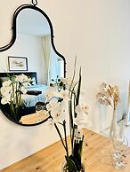 Spacious 7BR Apartment Prime Location