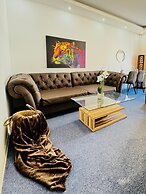 Spacious 7BR Apartment Prime Location