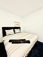 Spacious 7BR Apartment Prime Location