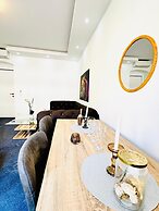 Spacious 7BR Apartment Prime Location