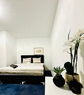 Spacious 7BR Apartment Prime Location