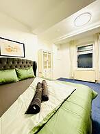 Spacious 7BR Apartment Prime Location