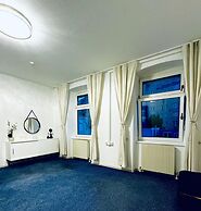 Spacious 7BR Apartment Prime Location