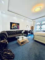 Spacious 7BR Apartment Prime Location