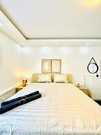 Spacious 7BR Apartment Prime Location