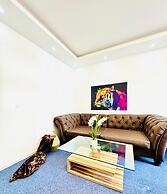 Spacious 7BR Apartment Prime Location