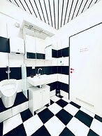 Spacious 7BR Apartment Prime Location