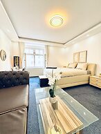 Spacious 7BR Apartment Prime Location