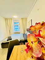 Spacious 7BR Apartment Prime Location