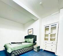 Spacious 7BR Apartment Prime Location