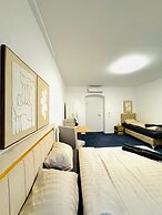 Spacious 7BR Apartment Prime Location