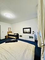 Spacious 7BR Apartment Prime Location