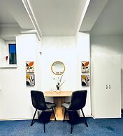 Spacious 7BR Apartment Prime Location