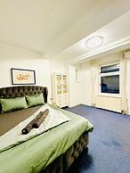 Spacious 7BR Apartment Prime Location