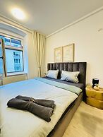 Spacious 7BR Apartment Prime Location