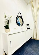 Spacious 7BR Apartment Prime Location