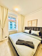 Spacious 7BR Apartment Prime Location