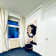 Spacious 7BR Apartment Prime Location