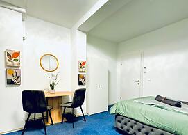 Spacious 7BR Apartment Prime Location