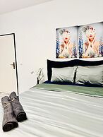 Spacious 7BR Apartment Prime Location