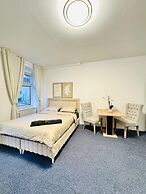 Spacious 7BR Apartment Prime Location