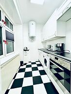 Spacious 7BR Apartment Prime Location