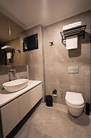 Lara Breeze Kundu Kanyon