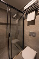 Lara Breeze Kundu Kanyon