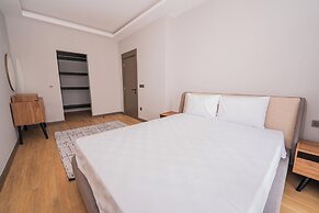 Lara Breeze Kundu Kanyon