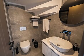 Lara Breeze Kundu Kanyon