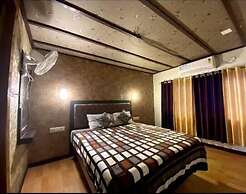 Honeymoon Boathouse