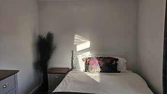 3-bed House in Newcastle Under Lyme, Free Parking