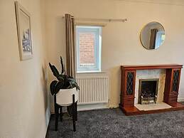 Pet Friendly - 2 Bedrooms - 4 Guests - Parking