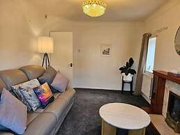 Pet Friendly - 2 Bedrooms - 4 Guests - Parking