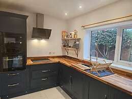 Pet Friendly - 2 Bedrooms - 4 Guests - Parking