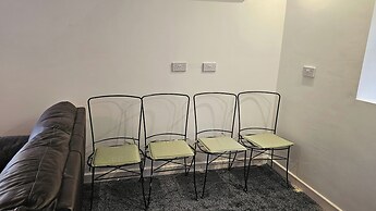 3-bed House in Newcastle Under Lyme, Free Parking