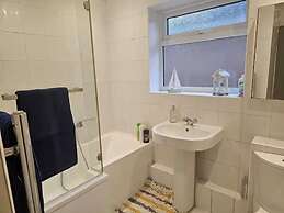 Pet Friendly - 2 Bedrooms - 4 Guests - Parking