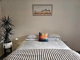 Pet Friendly - 2 Bedrooms - 4 Guests - Parking