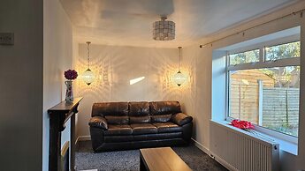3-bed House in Newcastle Under Lyme, Free Parking