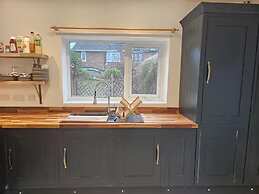 Pet Friendly - 2 Bedrooms - 4 Guests - Parking