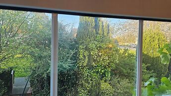 3-bed House in Newcastle Under Lyme, Free Parking