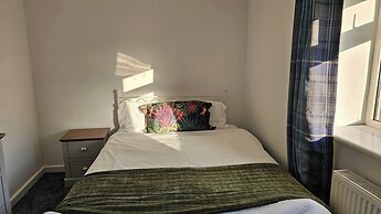 3-bed House in Newcastle Under Lyme, Free Parking