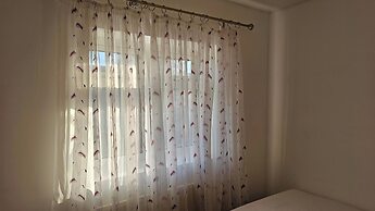 3-bed House in Newcastle Under Lyme, Free Parking