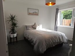 Pet Friendly - 2 Bedrooms - 4 Guests - Parking