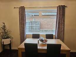 Pet Friendly - 2 Bedrooms - 4 Guests - Parking