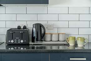 5 Bed House - Sleeps 11 - Garden