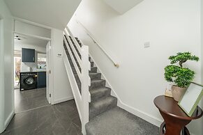 5 Bed House - Sleeps 11 - Garden