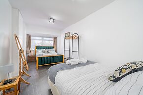 5 Bed House - Sleeps 11 - Garden