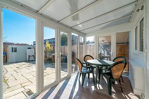 5 Bed House - Sleeps 11 - Garden